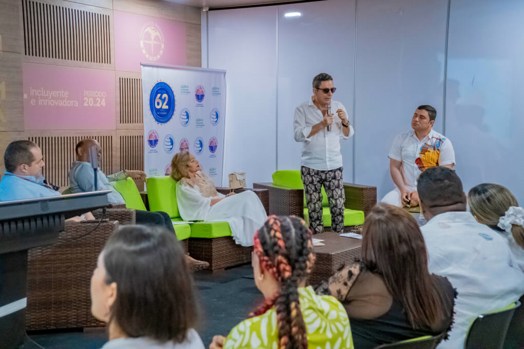 El evento contó con la participación de reconocidos profesionales del ámbito jurídico y artístico, entre ellos el abogado y compositor Iván Ovalle Poveda.
