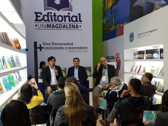 Vicerrector presentando la editorial