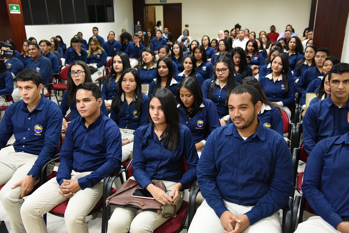 En una novedosa y emotiva ceremonia, UNIMAGDALENA impuso Insignias a 82 estudiantes del Programa de Psicología.