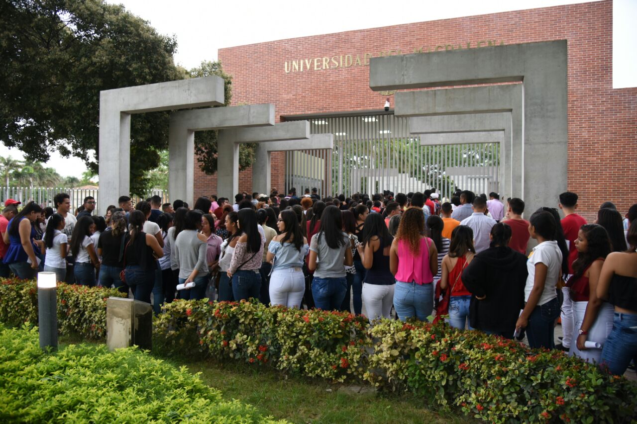 Aspirantes al momento de ingresar a Unimagdalena a presentar el examen de admisión