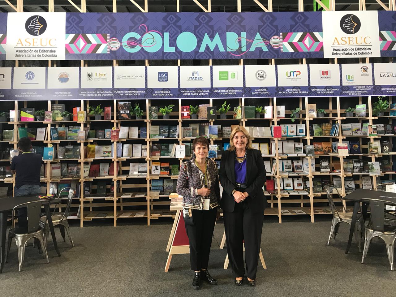 La embajadora de Colombia en México, Patricia Cárdenas en compañía de Emilia Franco, visitó stand de las universidades colombianas