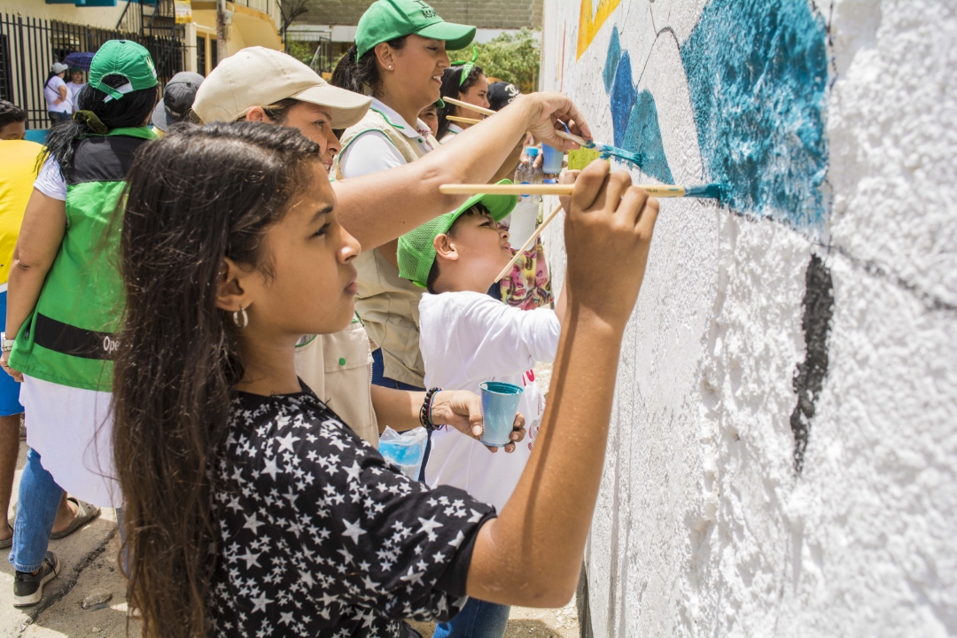 Niños pintando en la estrategia de ICBF y UNIMAGDALENA en contra de la explotación sexual de niños y adolescentes