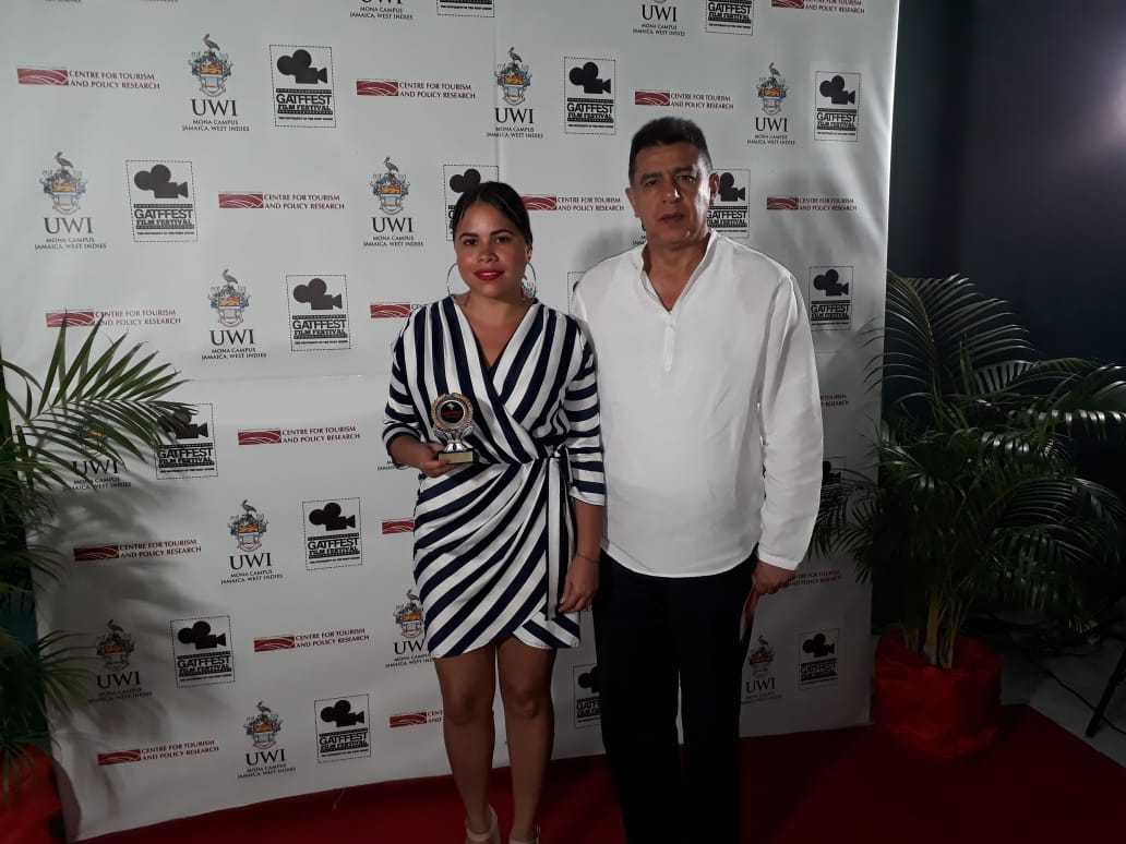 En la noche de premiación, la directora del Programa de Cine y Audiovisuales y productora del cortometraje 'Palomo' Laura Morales, junto al Embajador