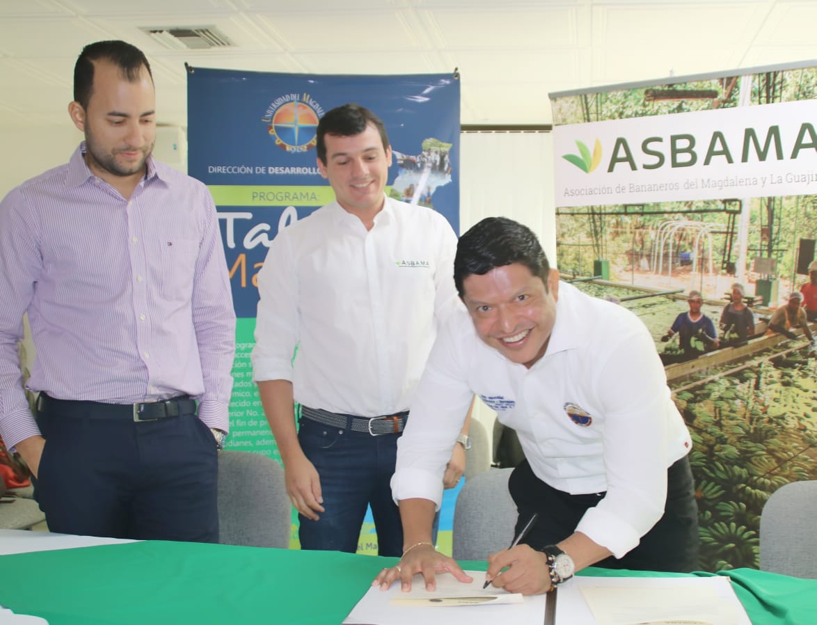 UNIMAGDALENA y ASBAMA firman convenio para fortalecer sector bananero de la Región