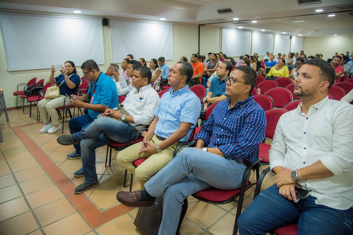 El auditorio Julio Otero Muñoz de la Universidad del Magdalena acogió a empresarios, egresados, estudiantes, docentes y personas interesadas en cursar