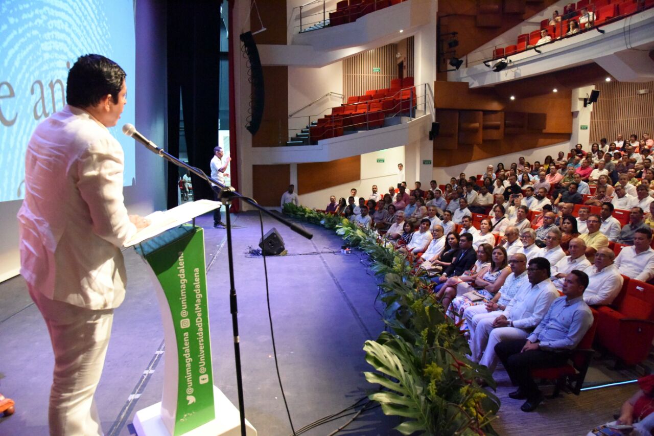 El acto inició con palabras de bienvenida a cargo del Doctor Pablo Vera Salazar, rector de la Alma Mater