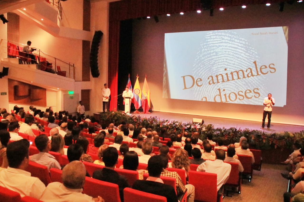 La noche culminó con muestras musicales, entrega del libro ‘De Animales a Dioses’ del autor Noah Yuval.