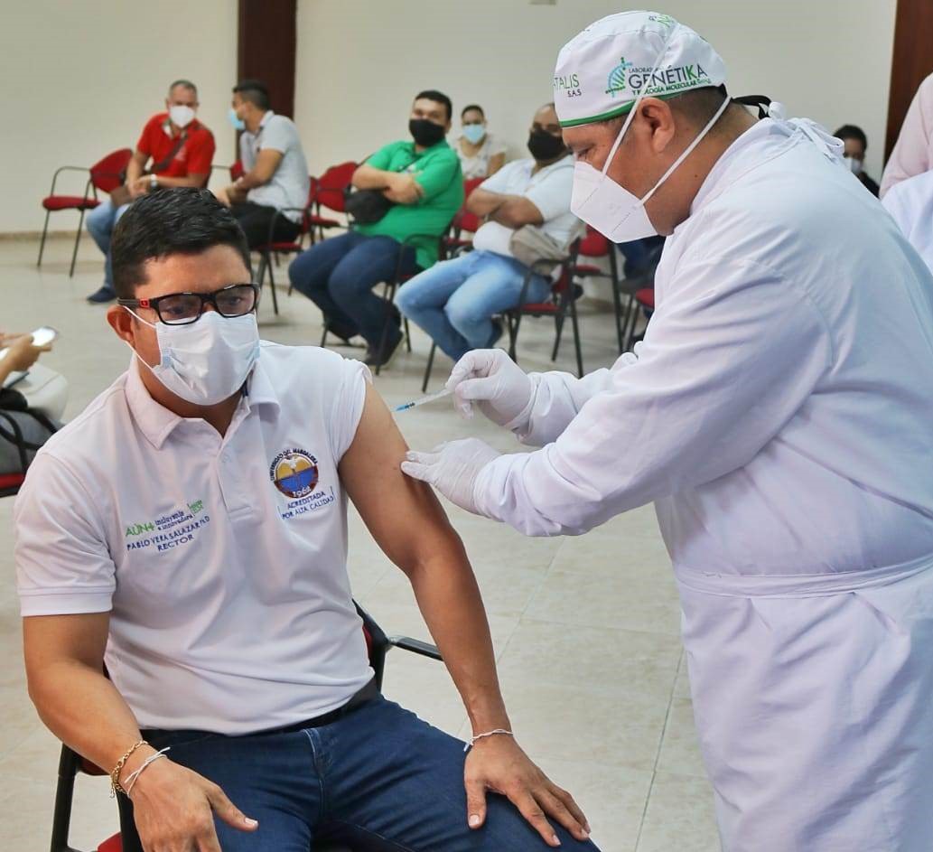 Funcionarios administrativos y docentes de UNIMAGDALENA se vacunan contra el Covid 19