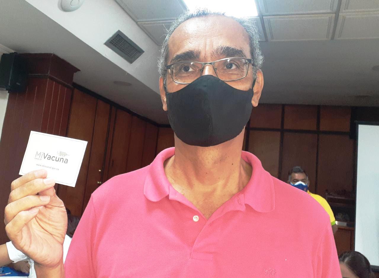 Funcionarios administrativos y docentes de UNIMAGDALENA se vacunan contra el Covid 19