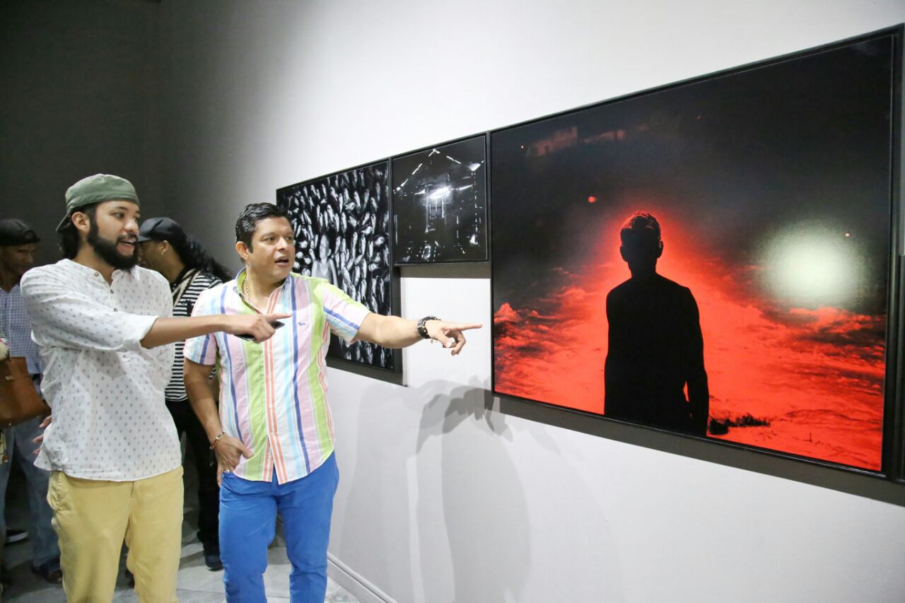 Jorge Panchoaga, antropólogo y fotógrafo, acompañado por el Doctor Pablo Vera Salazar, rector de la Universidad del Magdalena, mientras observaban la exposición ‘Dulce y salada’.