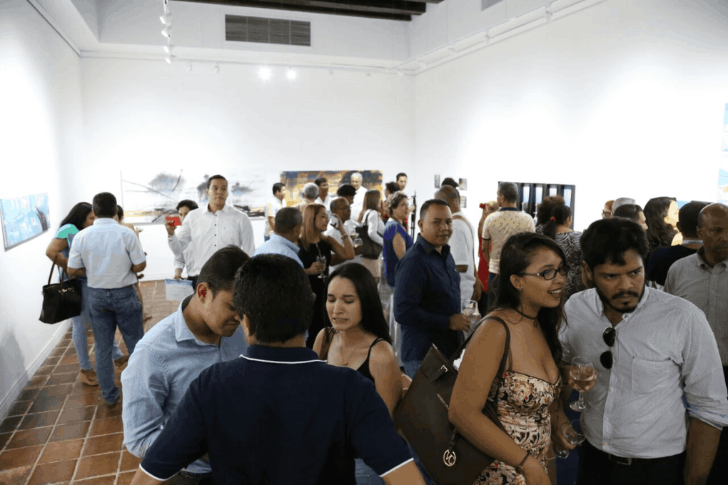 Invitados y asistentes apreciando las exposiciones que actualmente se encuentran en el Museo de Arte de la Universidad del Magdalena