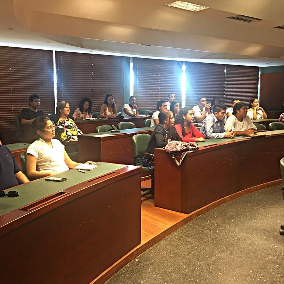 estudiantes en el laboratorio