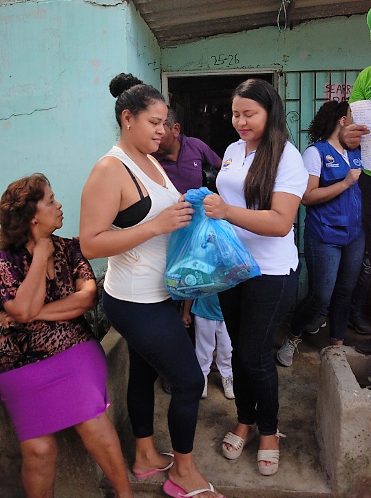 UNIMAGDALENA realizó entrega de ayudas humanitarias a damnificados del barrio Las Malvinas