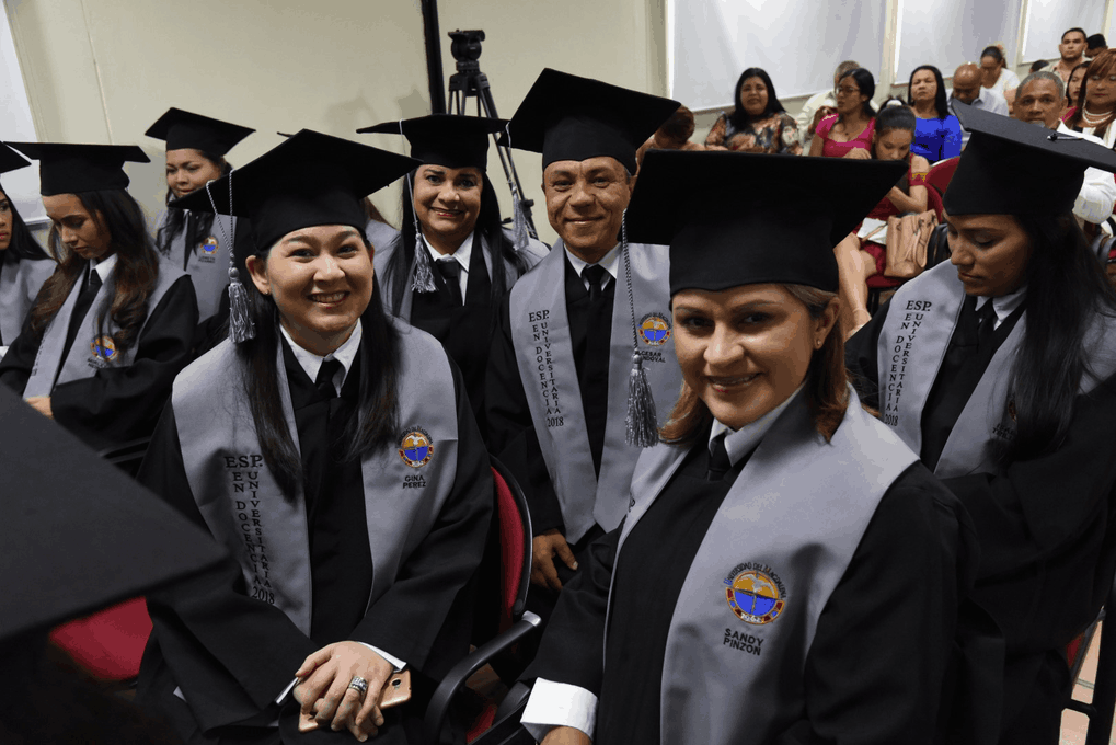 En la jornada de titulación de la modalidad de postgrados, se graduaron cinco Doctores en Ciencias de la Educación.