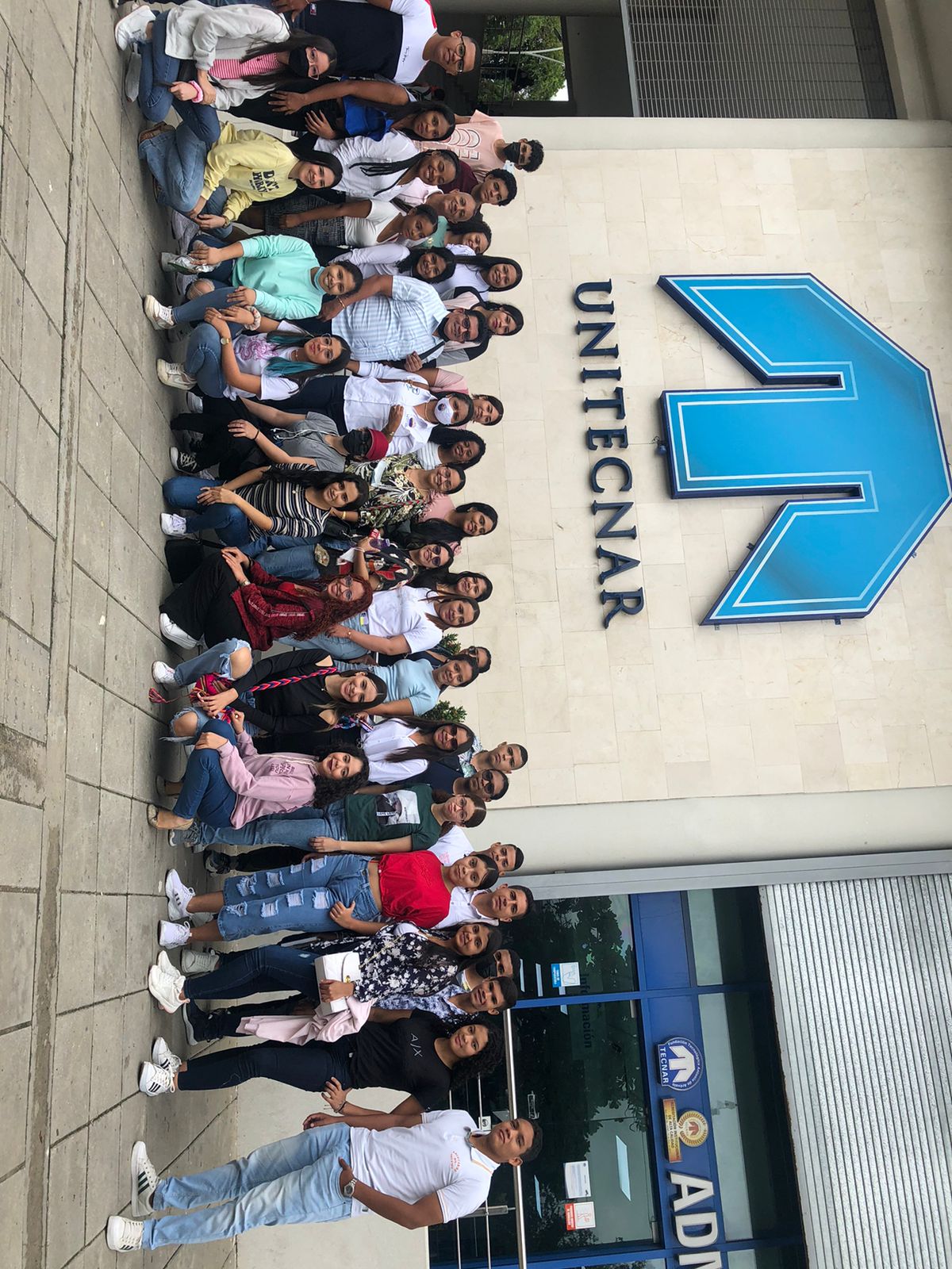 Estudiantes de la asignatura Seminario Taller de Investigación I y II llegando a su práctica académica en la UNITECNAR, ciudad de Cartagena.