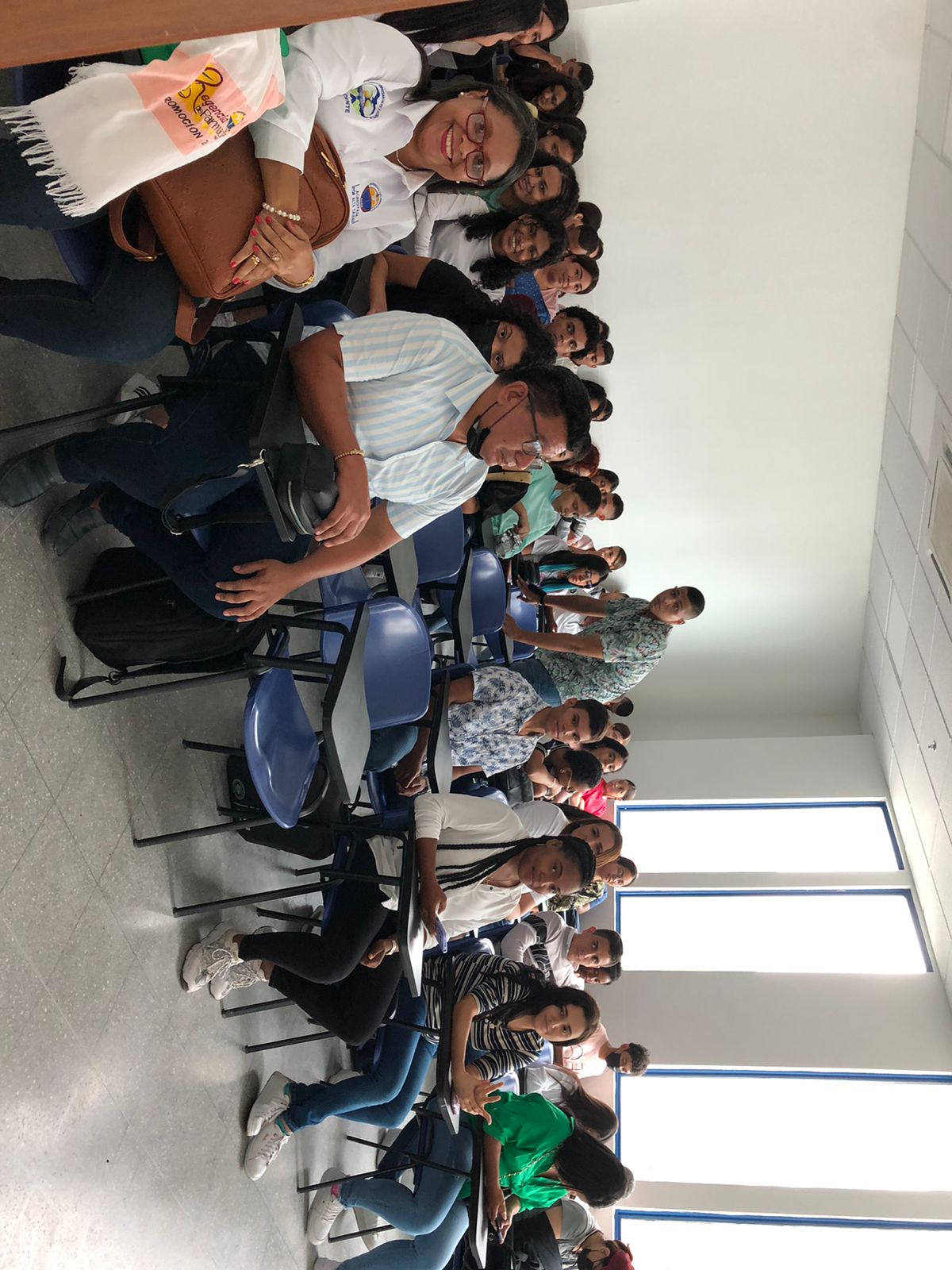 Los estudiantes de Seminario recibiendo la charla del coaching Raúl Coronado en la UNITECNAR.