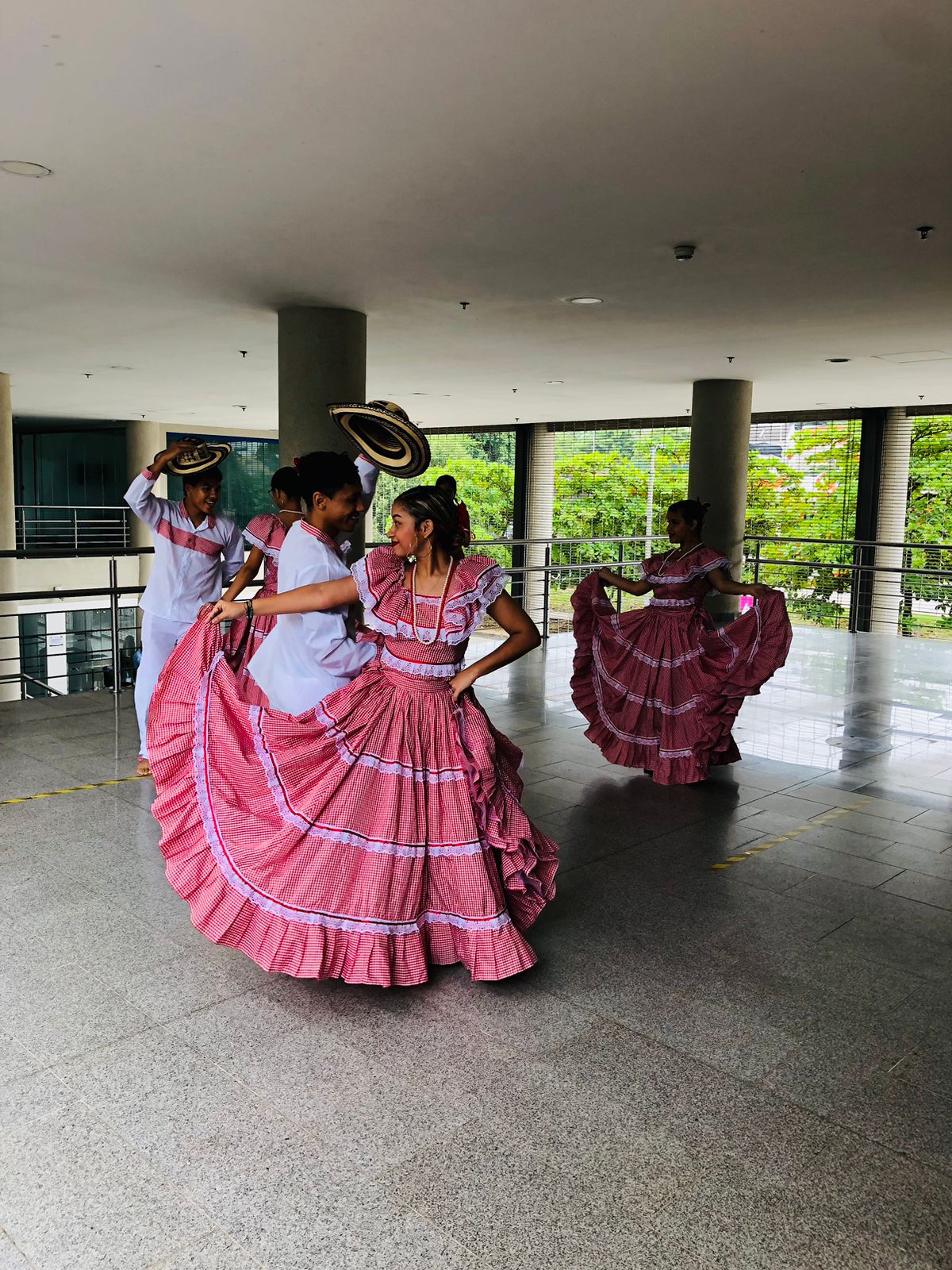 Muestra cultural por parte de los estudiantes de la UNITECNAR en el recibimiento a nuestros estudiantes.