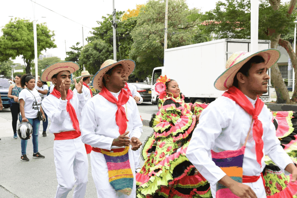 Comparsas que simbolizaron las tradiciones culturales de la región Caribe, desfilaron a través de las calles de Santa Marta.