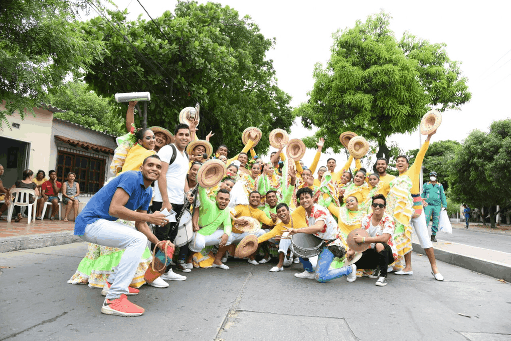 Comparsas que simbolizaron las tradiciones culturales de la región Caribe, desfilaron a través de las calles de Santa Marta.