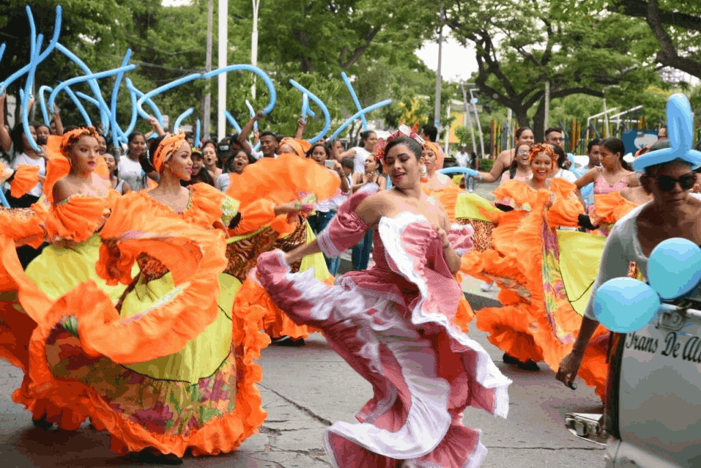 Las 19 participantes del Concurso Mujer Talento encabezaron el desfile en compañía de sus comitivas universitarias.