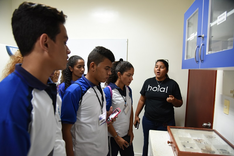 Estudiantes recibiendo una asesoría