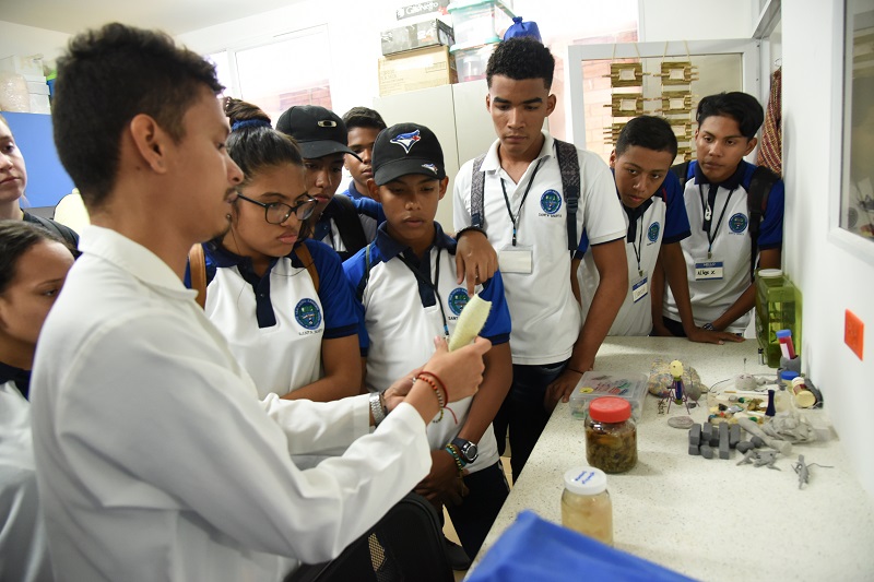 Profesor explicando la clase en el laboratorio a estudiantes