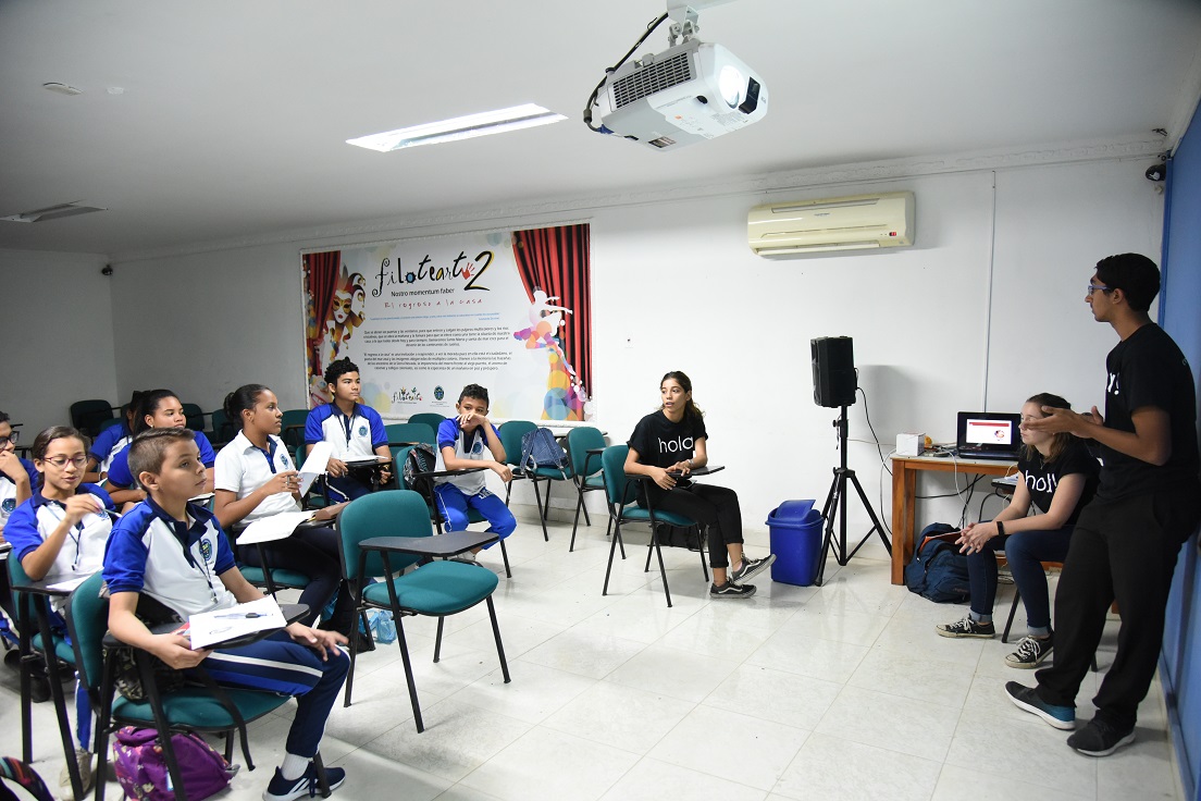 Estudiantes recibiendo clases