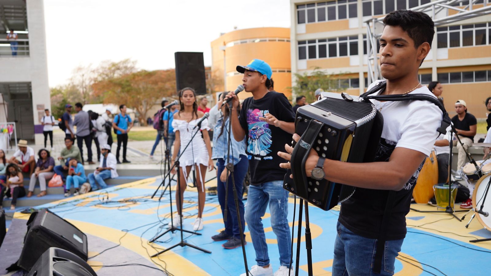 El grupo Fusión de la Universidad deleitó a las mujeres asistentes con sus canciones.