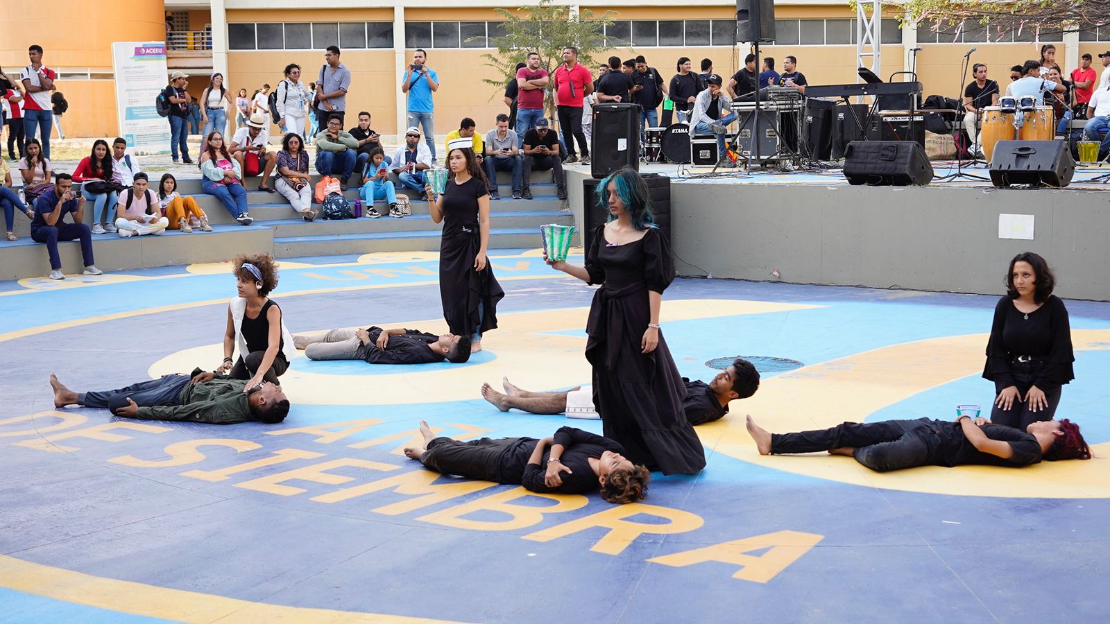 El grupo de teatro también se presentó en el Día de la Mujer.