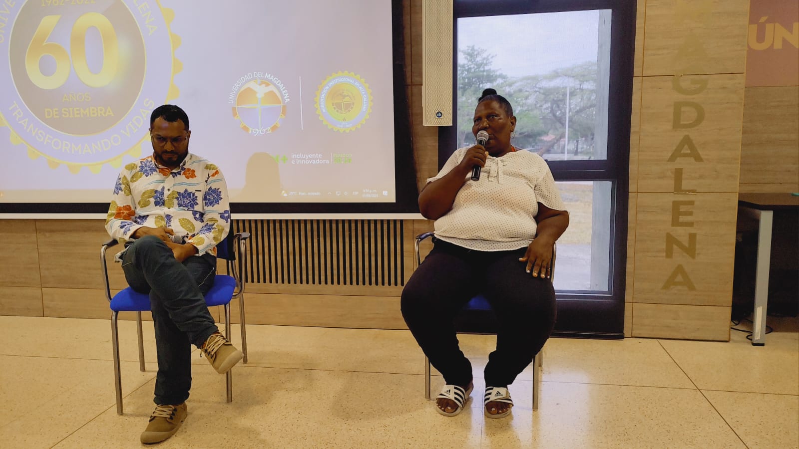 La señora Josefina Olivos y el docente Jorge Beleño conversando sobre las preparaciones de dulces tipicos