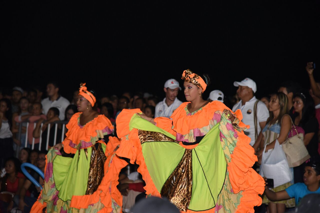 Comparsas que simbolizaron las tradiciones culturales de la región Caribe, desfilaron a través de las calles de Santa Marta.