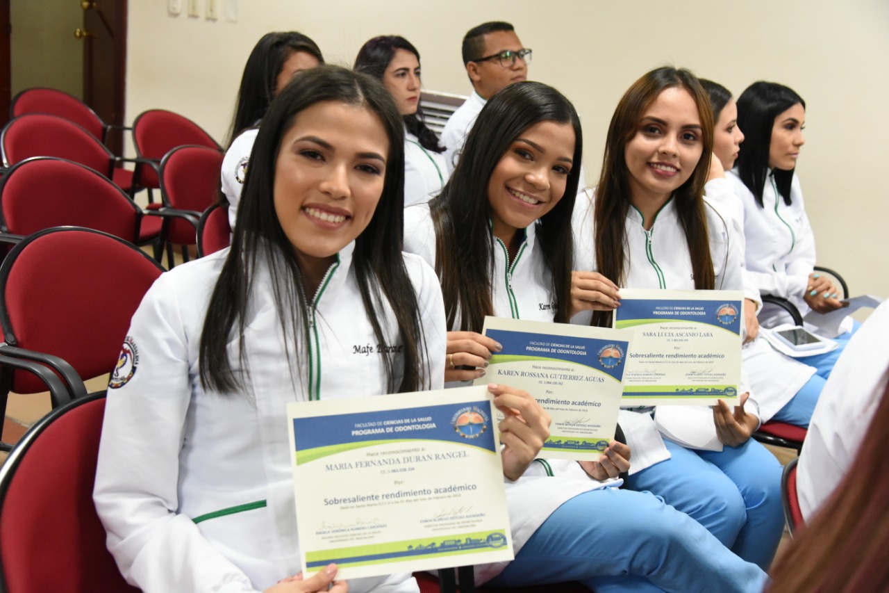 UNIMAGDALENA impuso batas blancas a 22 estudiantes del Programa de Odontología