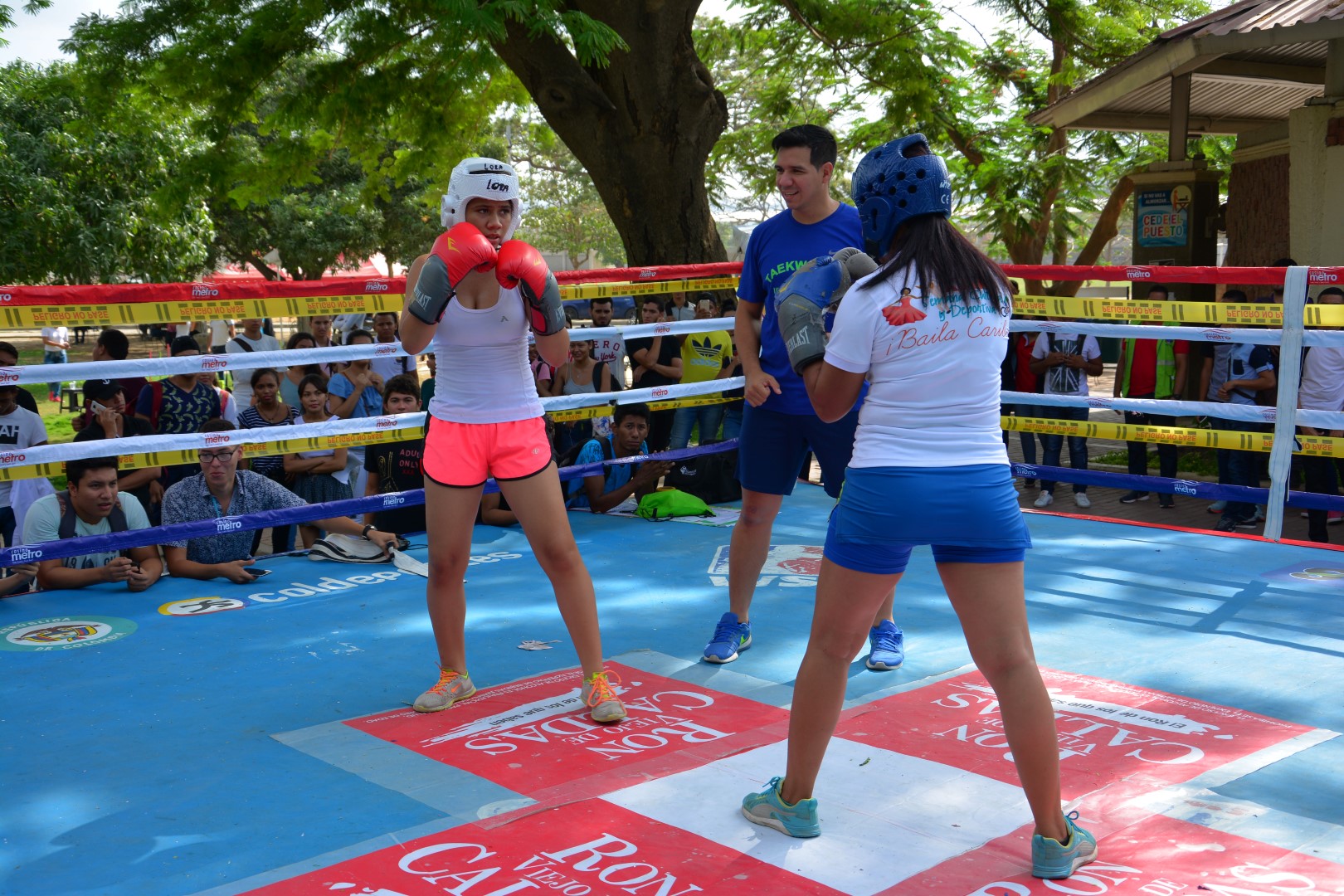 Mujeres en la semana cultural