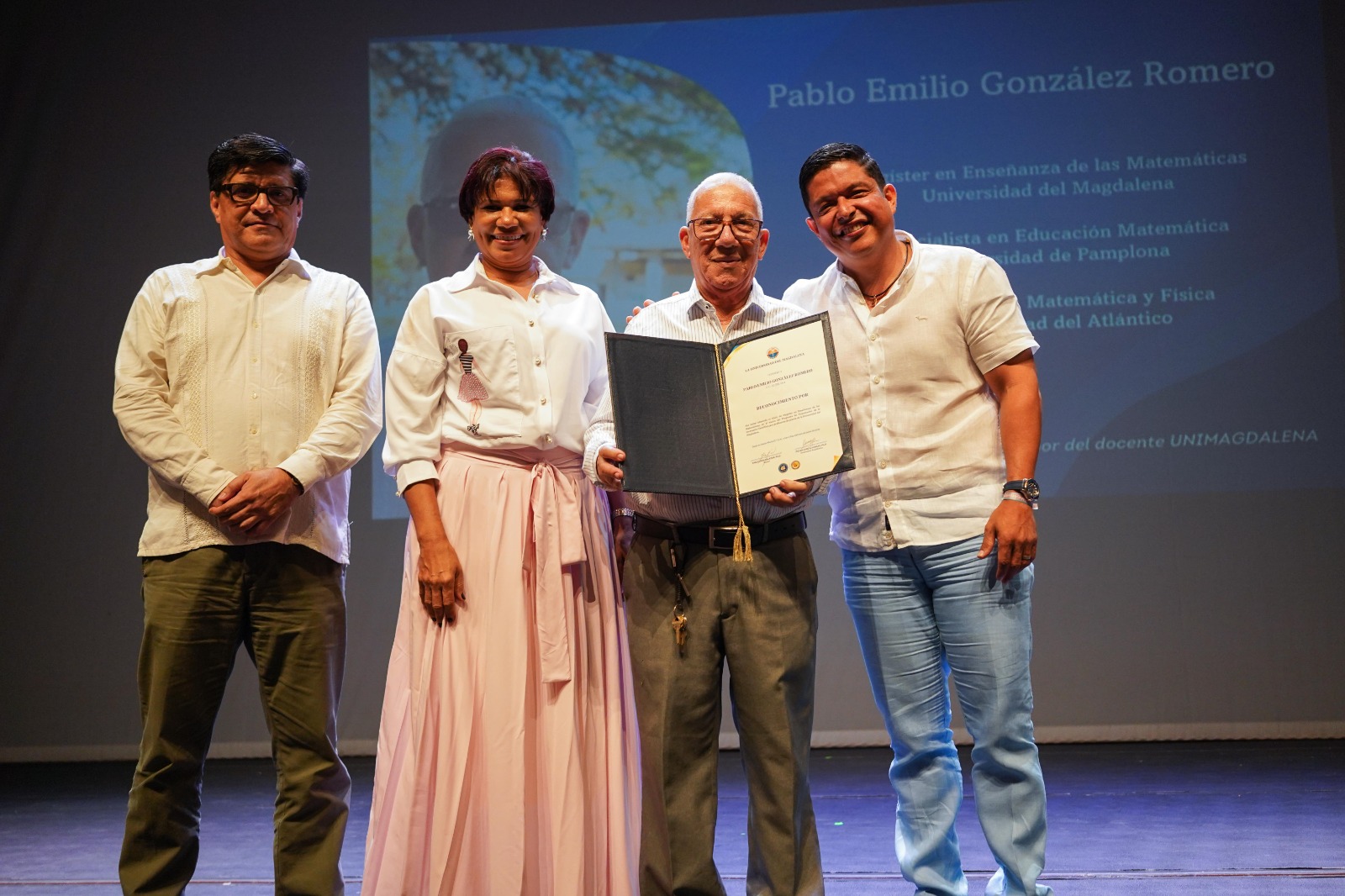 En medio de la noche, el docente Pablo González Romero, recibió un reconocimiento especial por sus casi 50 años en la Alma Mater.