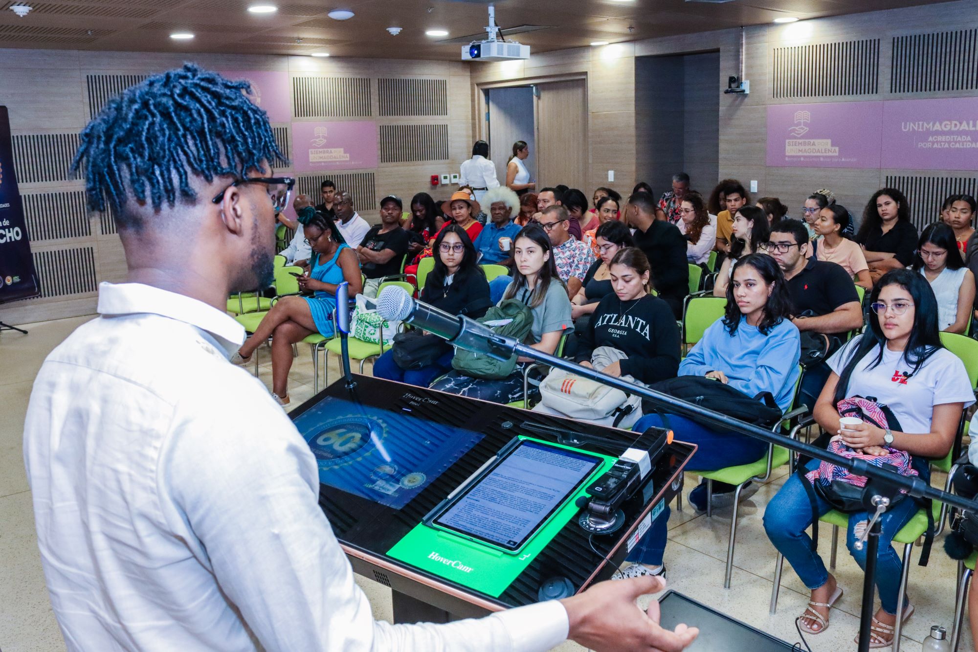 delegado del Ministerio del Interior, Michael Córdoba socializando el trabajo que se está realizando desde la dependencia.