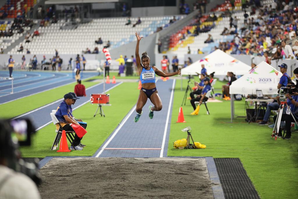 La deportista se quedó con la medalla de oro en la modalidad de salto largo.