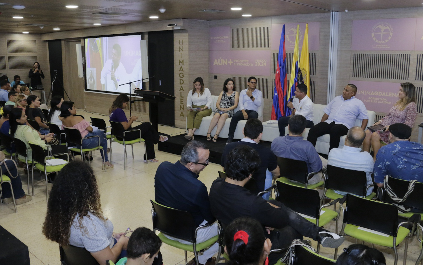 El Rector Pablo Vera Salazar, la directora del Centro de Posgrados y directivos de los nuevos programas lanzaron la nueva oferta en medio de un conver