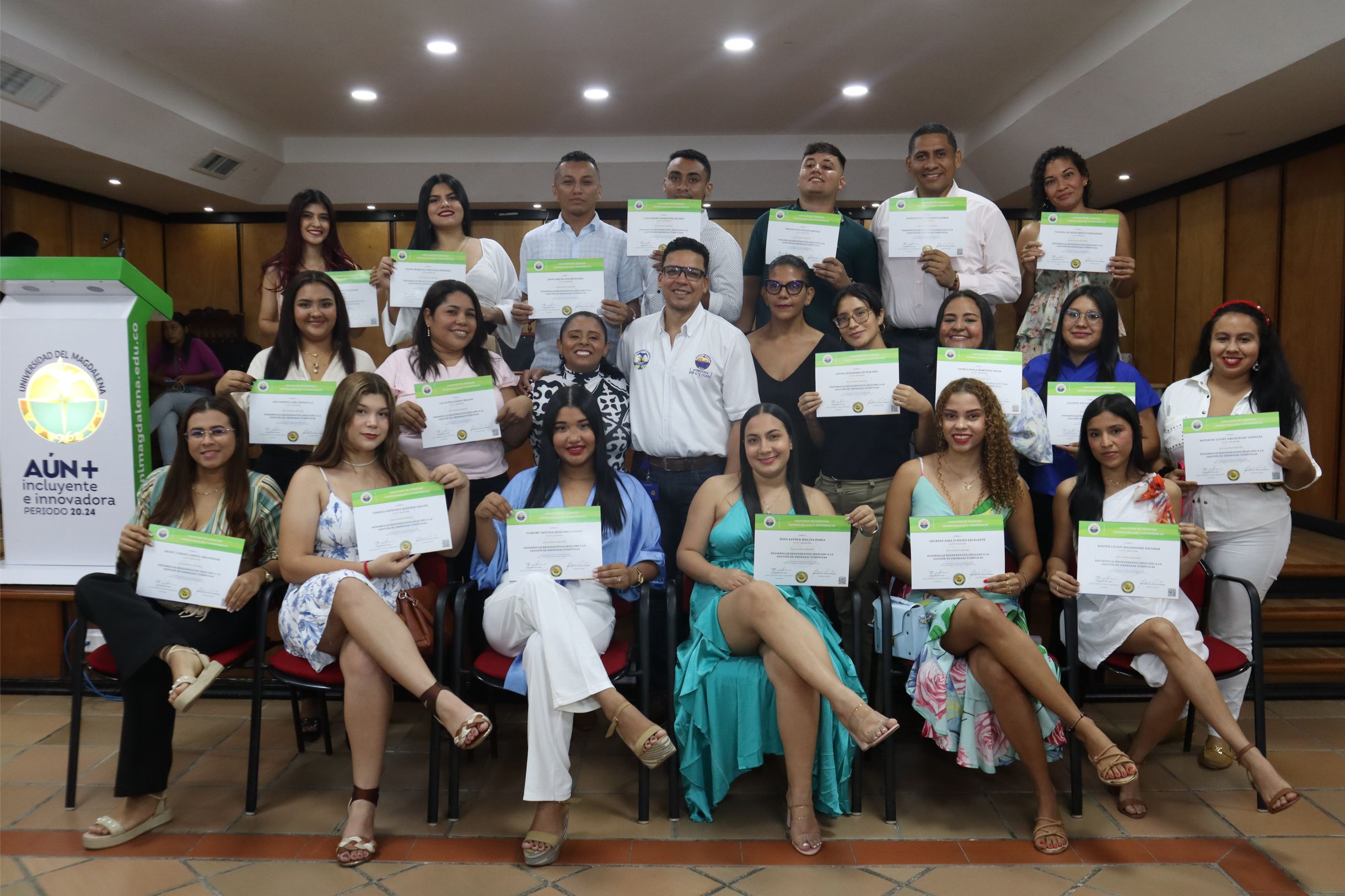 CLAUSURA.DIPLOMADOS.2. El doctor Rafael García Luna, decano de la Facultad de Ciencias Empresariales y Económicas, exhortó a los jóvenes a aportar a l