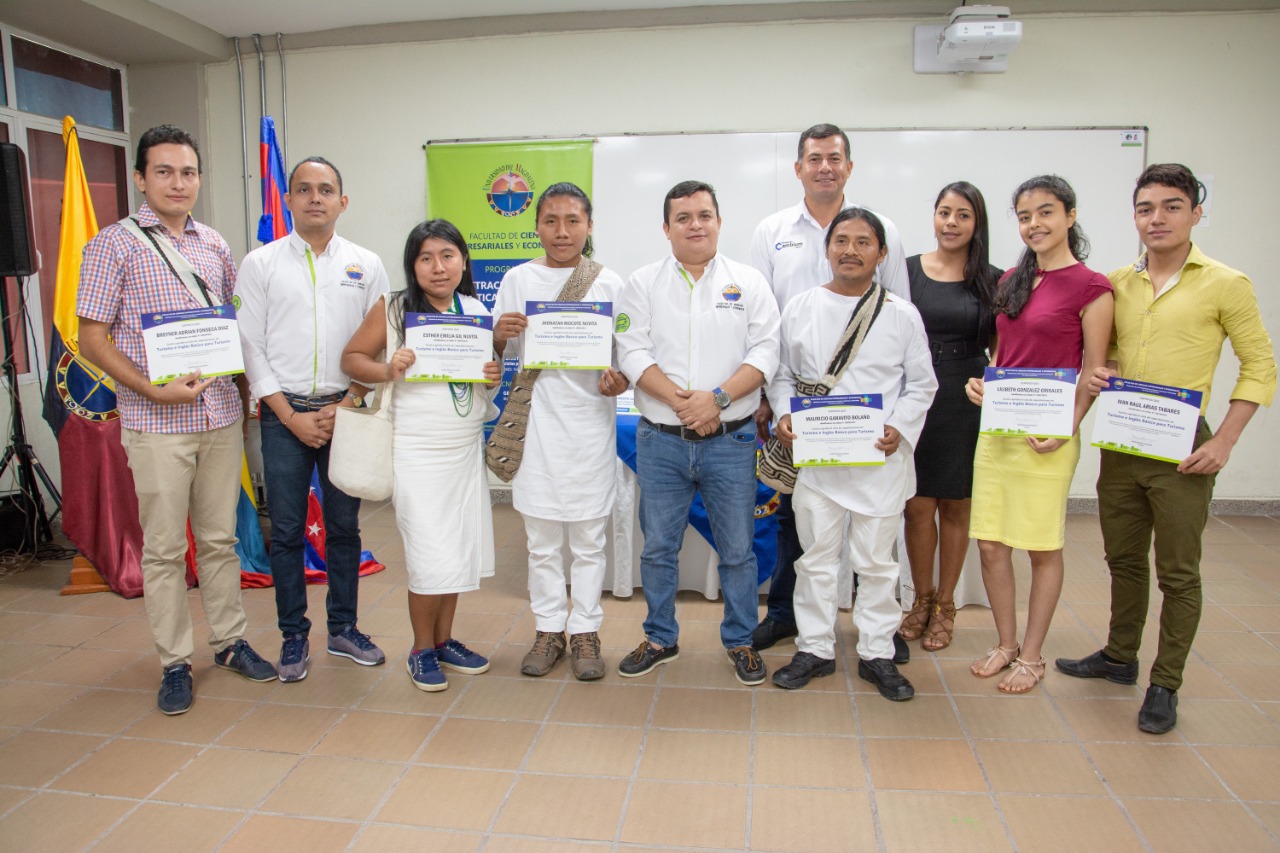 Miembros de las comunidades campesinas que viven en las veredas aledañas a la Sierra Nevada de Santa Marta, e indígenas de las etnias Kogui y Arhuaca