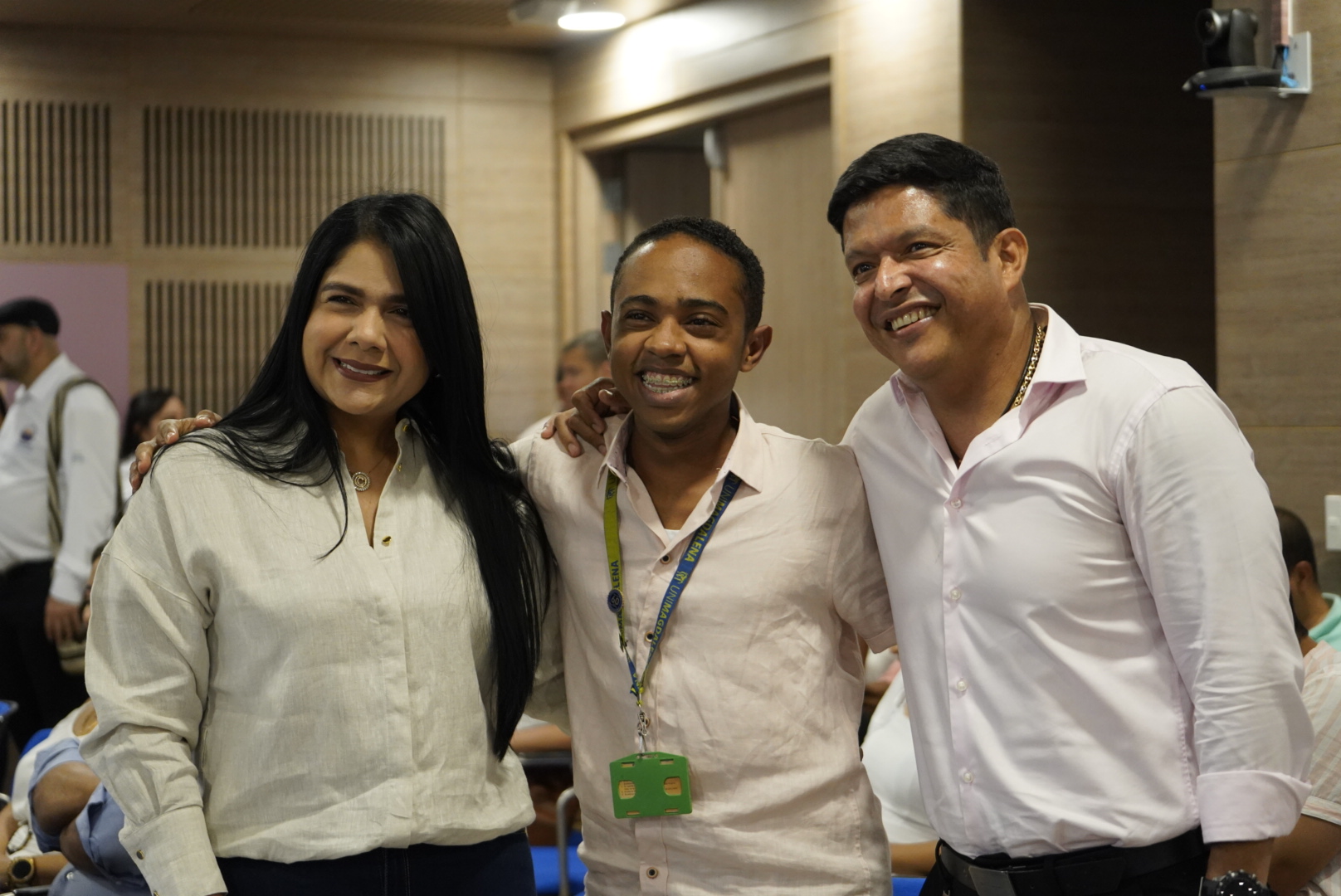 Clareth Olaya, alcaldesa de Zona Bananera, estudiante Jeison Silgado y el rector Pablo Vera Salazar.