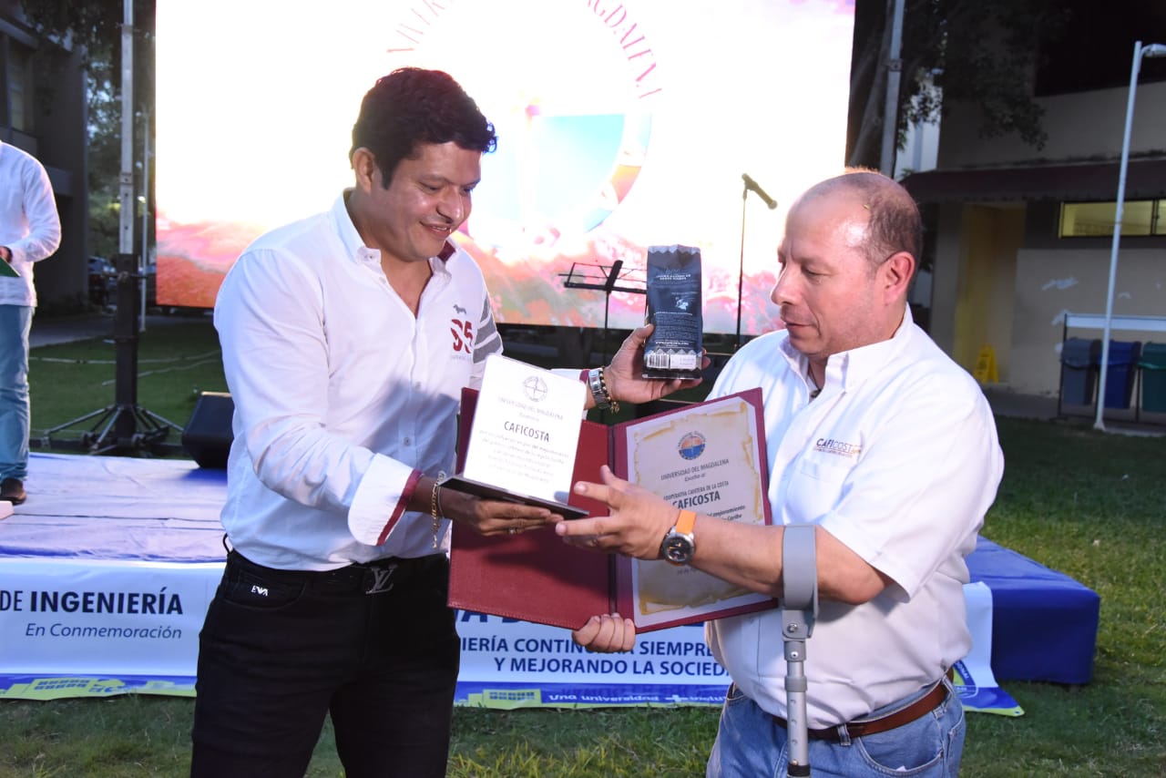 Gerente de Caficosta Juan Carlos García Medina recibe reconocimiento por su respaldo a los profesionales formados en la Unimagdalena.