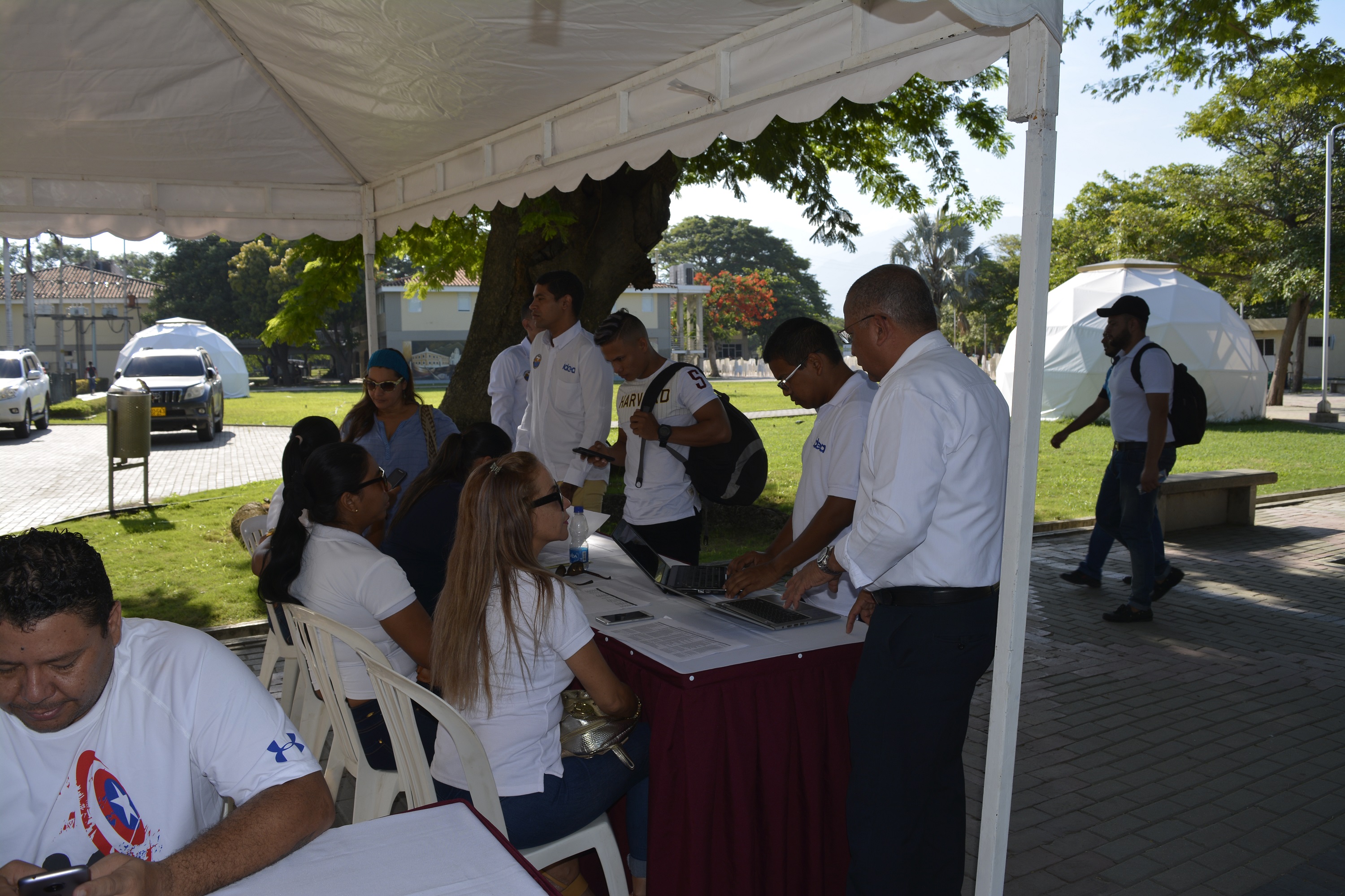 El licenciado especialista Wilson Velásquez Bastidas, director del IDEA junto a su equipo de trabajo y docentes de los diferentes Programas Académicos