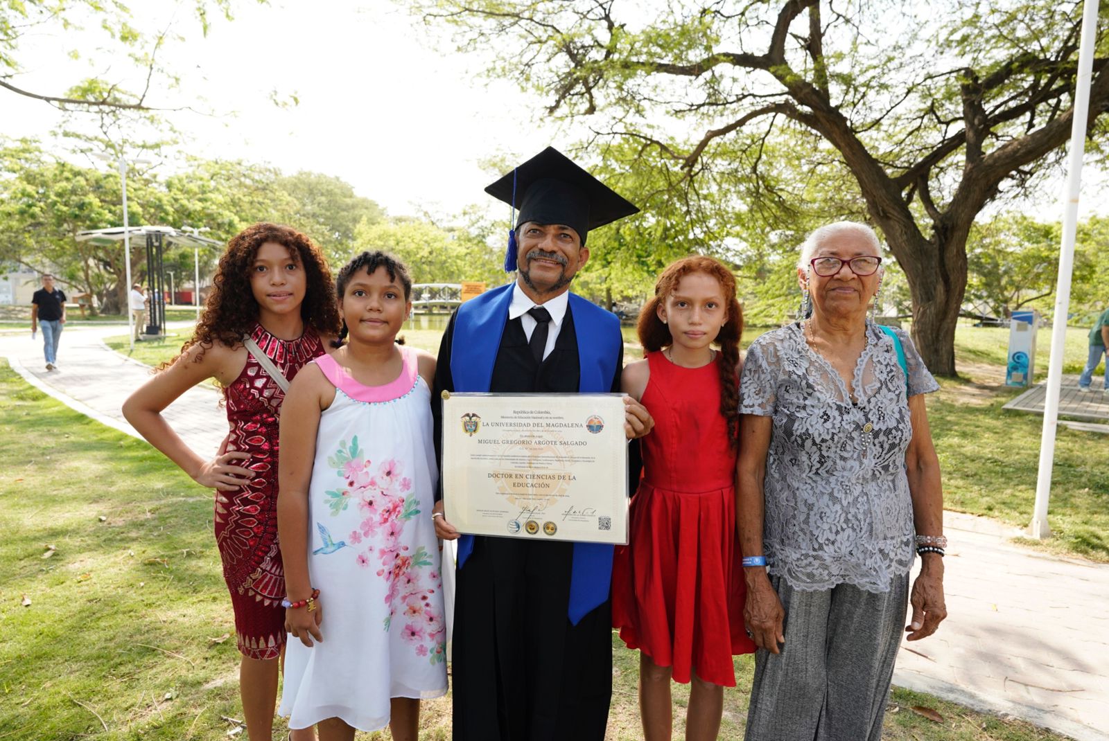 Miguel y sus familiares que lo acompañaron en este triunfo académico.