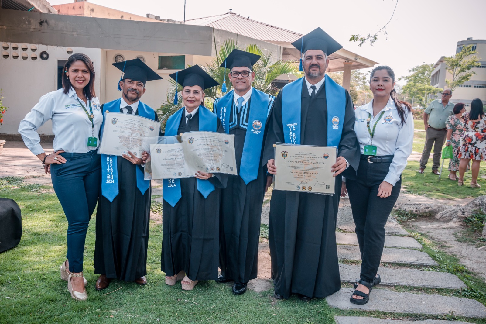 Estudiantes recién graduados en la ultima ceremonia del Centro de Posgrados y Formación Continua.