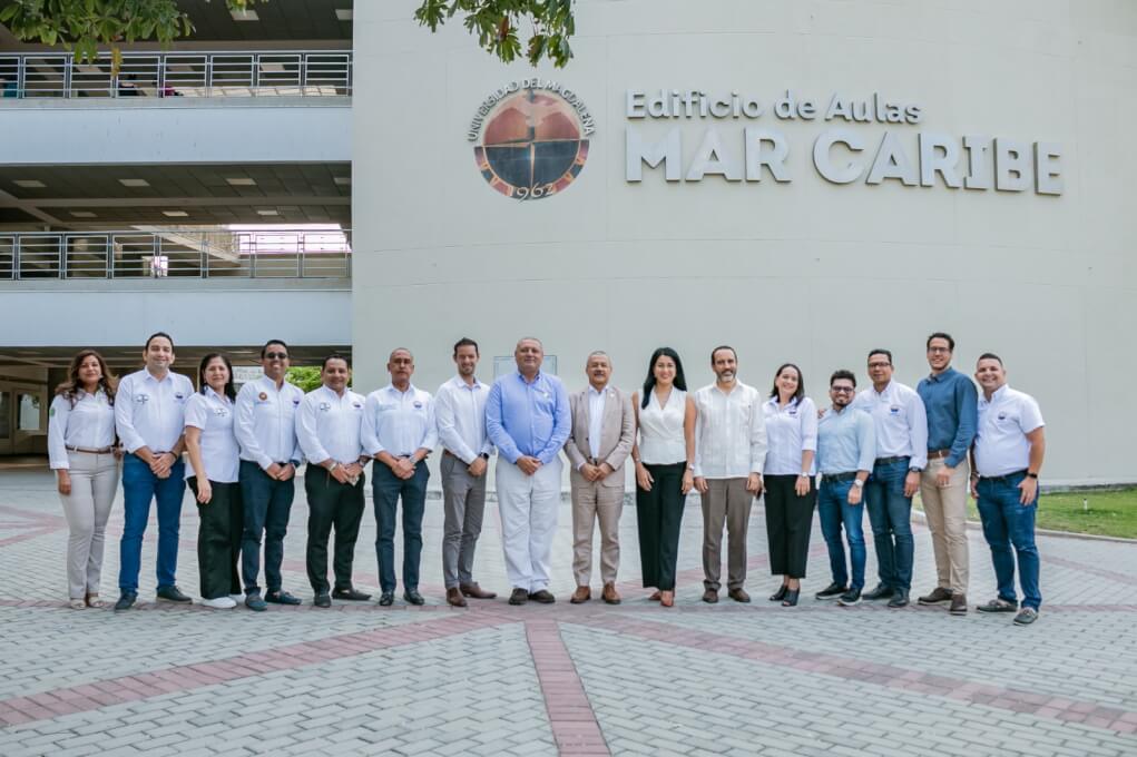 Pares evaluadores EQUAA y directivos de la Facultad de Ciencias Empresariales y Económicas.