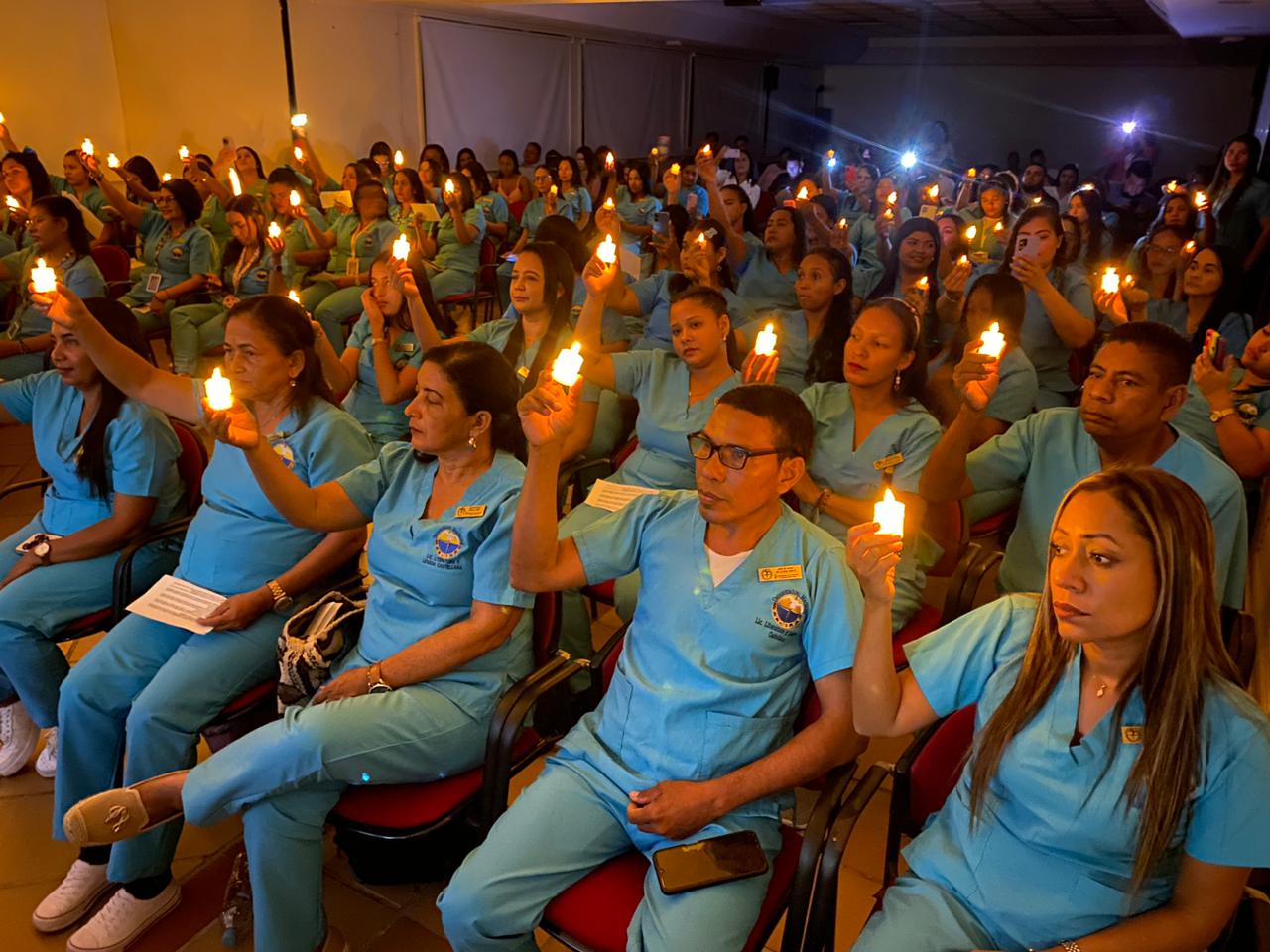 CEREMONIA.LALUZ.2024.2: Grupo de estudiantes de Santa Marta, Fundación y Ciénaga levantan sus antorchas en una muestra de unidad y compromiso con esta