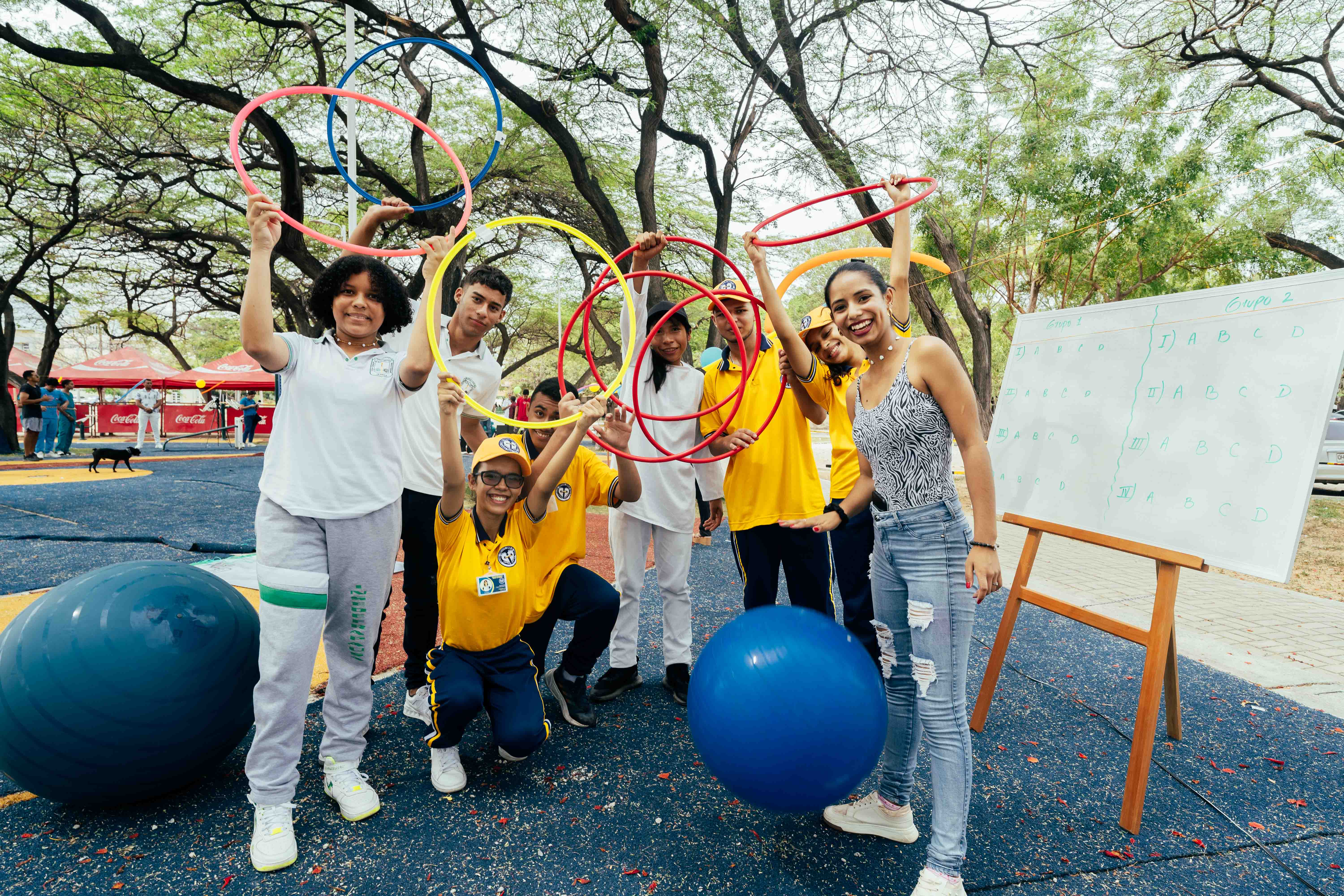 Estudiantes disfrutando del Desafío Químico en el parque biosaludable