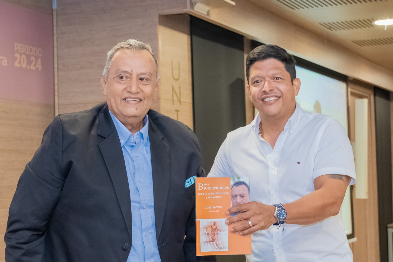 El Doctor Pablo Vera Salazar, recibe de manos de su autor José Acero Jáuregui, el libro “Bases Biomecánicas para la actividad física y deportiva”.