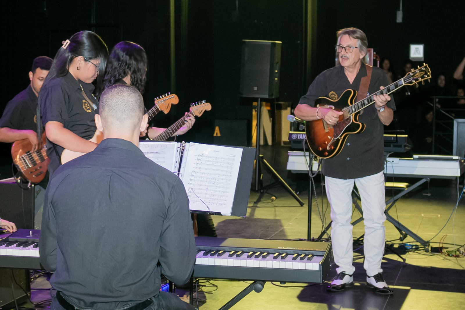 El maestro Kent Biswell, compositor, arreglista, investigador del folclor colombiano, quien con su grupo realizaron una profundización de guitarra.