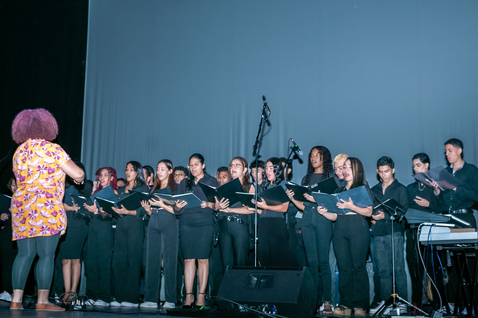 La licenciada en educación musical Johany González Vanegas, puso la nota del evento con un sublime coro.